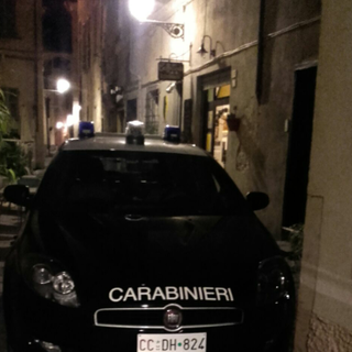 Albenga, tenta di rientrare a casa in stato di ebbrezza ma la moglie non lo fa entrare