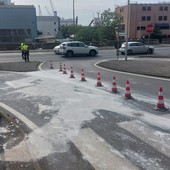 Savona, liquido sull'asfalto in Largo de Meo: la polizia locale devia il traffico (FOTO e VIDEO)