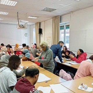 Pietra, una scuola di italiano gratuita per stranieri per favorire l'inclusione