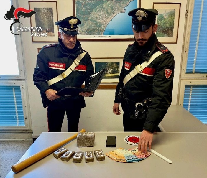 Spaccio di sostanze stupefacenti, i Carabinieri di Cisano e Alassio arrestano due persone: sequestrato 1 kg di hashish