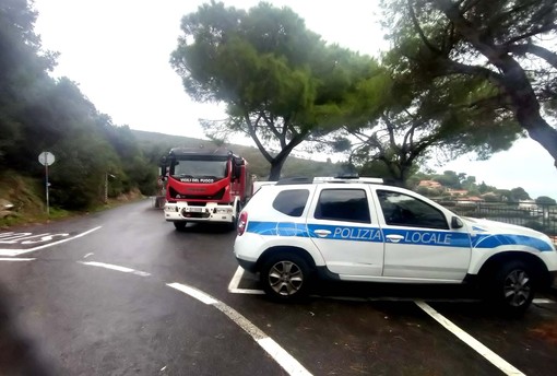 Maltempo ad Alassio: cade un grosso masso sulla strada panoramica a Solva