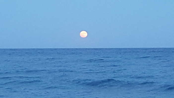 Spettacolo nel cielo di Pietra Ligure con la &quot;Luna Fragola&quot; (FOTO)