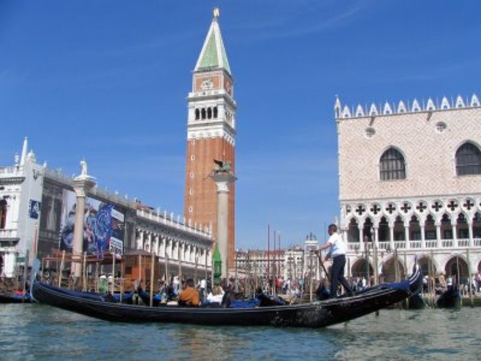 Venezia, distributori di bibite e snack all'interno del Campanile di San Marco