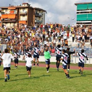 Nella foto, tratta dal sito ufficiale del Savona Calcio, la squadra esulta davanti ai propri tifosi dopo la rimonta sulla Sanremese