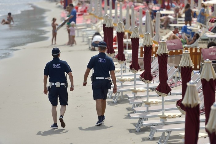 Ceriale, pattuglione della Polizia contro l’abusivismo commerciale e la contraffazione: tre sequestri e due denunce per resistenza