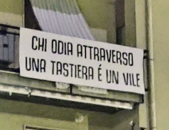 Uno striscione contro gli insulti social, l'ex consigliere provinciale Nicolick: &quot;Chi odia attraverso una tastiera è un vile&quot;