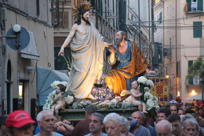 L'emozione della processione di San Pietro riempie le vie e le spiagge di Finalmarina (FOTO)