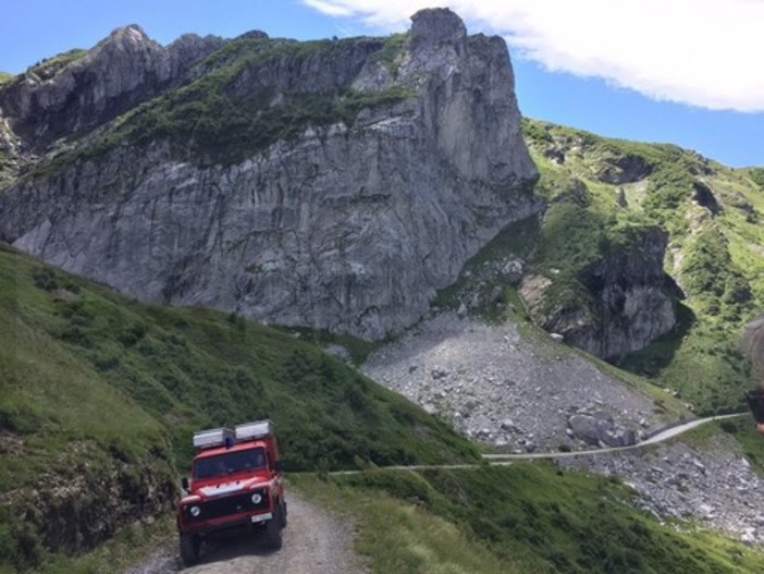 Auto francese finisce fuori strada sulla 'Via del Sale', tra Monesi a Limone: due persone trasportate d'urgenza a Santa Corona