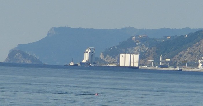 Vado, in porto arriva la Tronds Barge 33: servirà per costruire i cassoni più grandi per la diga di Genova (FOTO)