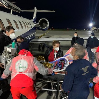 Aeroambulanza 'Flying Angels' con un'equipe dell’ospedale Gaslini vola dalla Macedonia a Genova per salvare un piccolo di 18 mesi affetto da tumore epatico