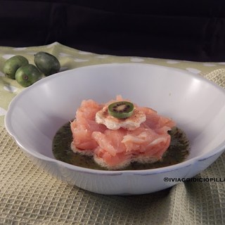 Idea della domenica: Tartare di salmone affumicato e composta di baby Kiwi Nergi