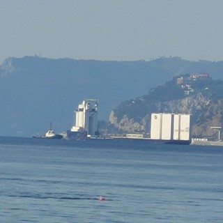 Vado, in porto arriva la Tronds Barge 33: servirà per costruire i cassoni più grandi per la diga di Genova (FOTO)