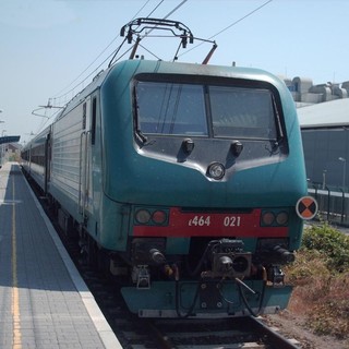 Ferrovie, treni in ritardo per il blocco trasmissione dei dati della società Almaviva