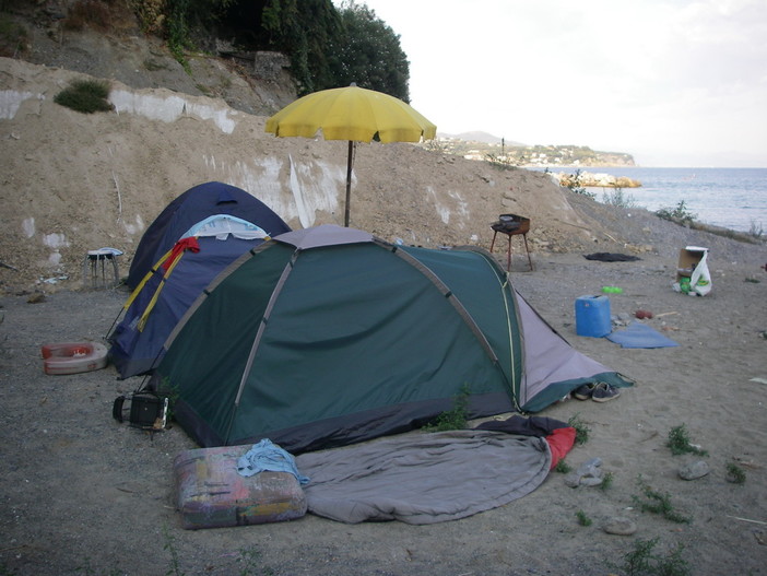 Campeggiatori abusivi sulla spiaggia delle Fornaci a Savona: blitz delle Forze dell'Ordine