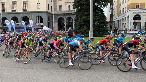 Un passaggio in centro Varese della Tre Valli Varesine, la corsa che ogni anno mostra a tutto il mondo gli splendidi paesaggi prealpini: strade da scoprire per tutti gli amanti delle due ruote