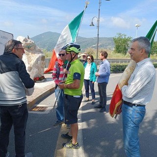 Tappa ad Albenga per Giovanni Bloisi, il “Ciclista della Memoria”