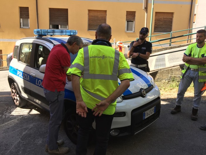 Varazze, sopralluogo di Autostrade dopo la caduta di un pezzo di metallo dal viadotto. Il Comitato civico soddisfatto a metà