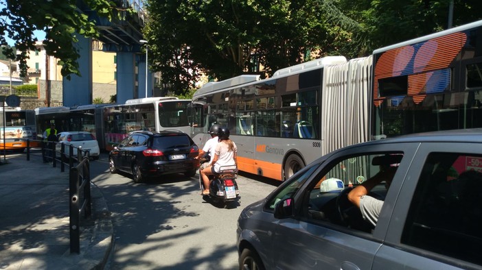 Crollo ponte, viabilità: traffico bloccato in lungomare Canepa