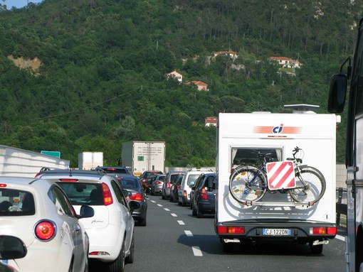 Voragine sulla A7, chiusa la Genova-Serravalle
