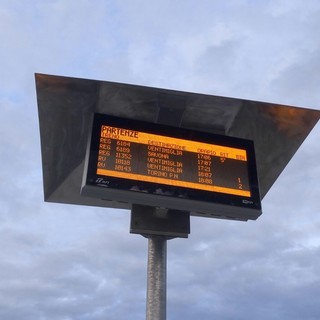 Tabelloni non funzionanti, pendolari nel caos. Ancora disagi per chi viaggia in treno