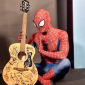 Una chitarra autografata dai cantanti del Festival per un aiuto alle malattie cardiopatiche congenite. Spiderman Villardita: &quot;Missione compiuta&quot; (FOTO)