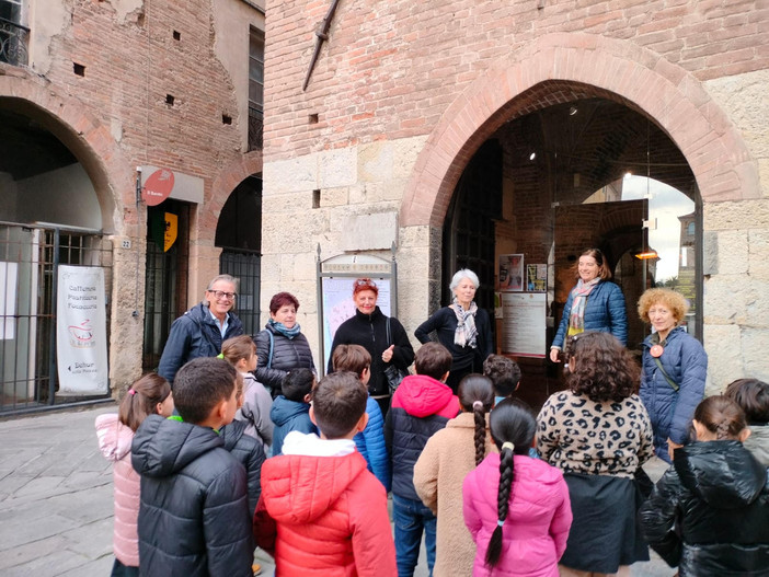 Giornate FAI ad Albenga, le scuole hanno visitato la Loggia comunale e Piazza dei Leoni