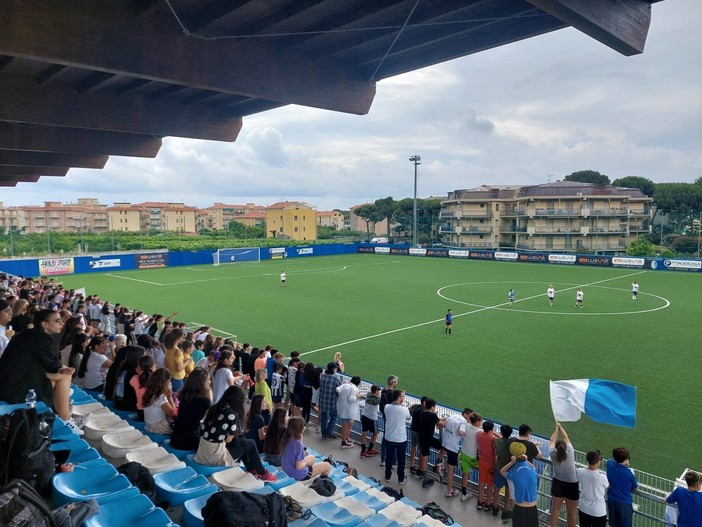 Ultimo giorno di scuola allo stadio &quot;Devincenzi&quot; per i ragazzi dell'Istituto Comprensivo di Pietra Ligure (FOTO)