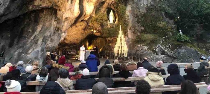 La Madonna di Lourdes in pellegrinaggio da Finale Ligure a Varazze