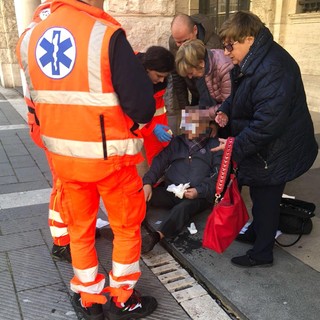 Savona, uomo cade davanti al Comune, soccorso dalla Croce Bianca