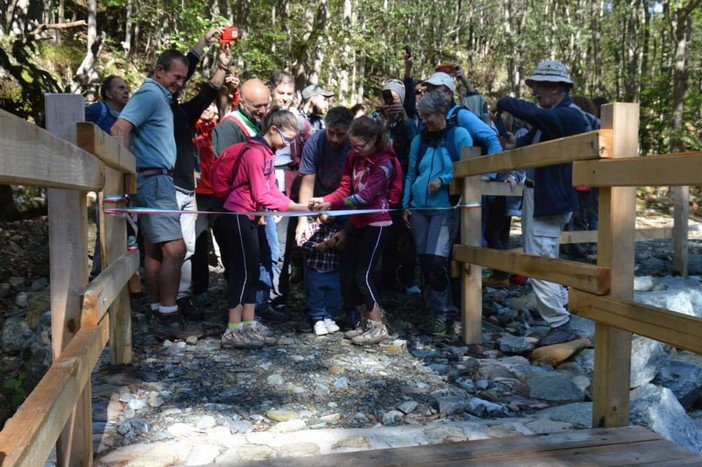 Urbe, inaugurate la nuova passerella pedonale sul rio Rosto e la ristrutturata cappella della Gattazzé (FOTO)