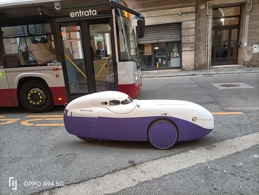 Per la città in velomobile: l'“auto” a pedali che incuriosisce i savonesi