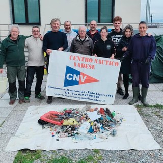 Vado, i soci del Centro Nautico puliscono la spiaggia: raccolta una grande quantità di plastica  (FOTO)