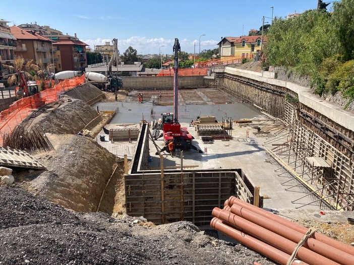 Alassio, parcheggio di via Pera: gettata la plancia del piano interrato, entro ottobre finito il primo lotto (FOTO)