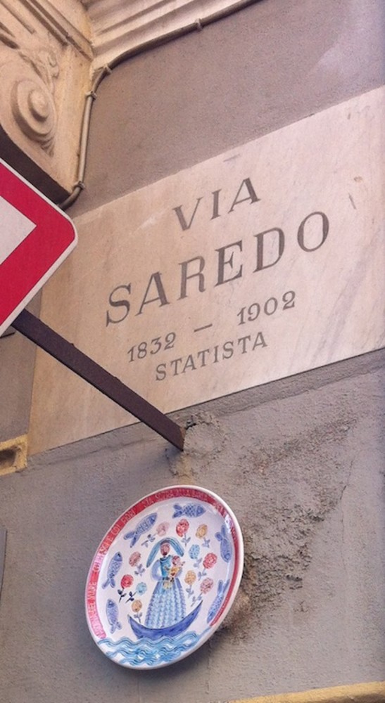 Piatto di ceramica accanto alla targa di via Saredo