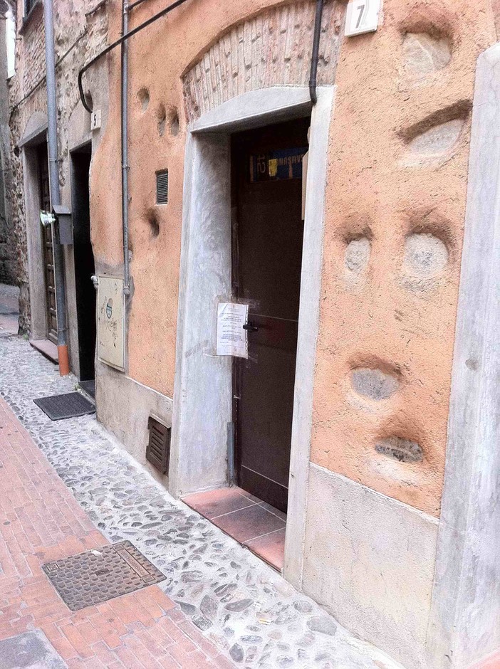 Albenga, sequestrato magazzino utilizzato come abitazione nel Centro Storico