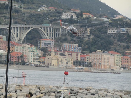 Incendio boschivo sulle alture di Varazze: attivato l'elicottero (FOTO)