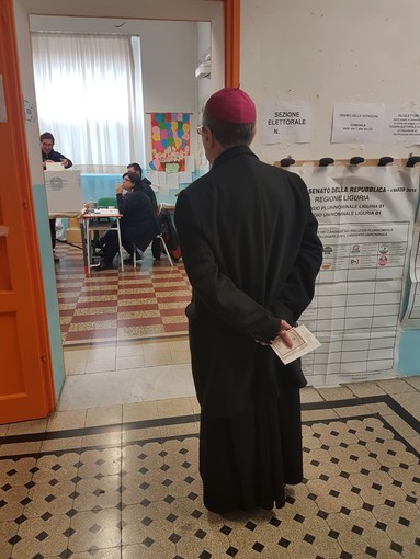 Anche il Vescovo della Diocesi di Albenga-Imperia al voto (FOTOgallery)