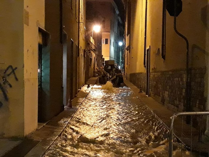 Voltri, tubo rotto in via Guala: delegazione allagata