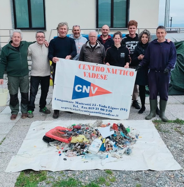 Vado, i soci del Centro Nautico puliscono la spiaggia: raccolta una grande quantità di plastica  (FOTO)