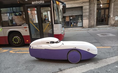 Per la città in velomobile: l'“auto” a pedali che incuriosisce i savonesi