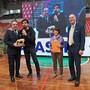 Valerio Staffelli firma la piastrella per il Muretto di Alassio