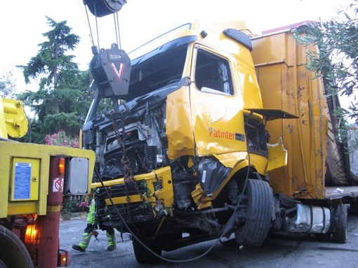 Varazze: TIR sfonda il guard rail e precipita verso l'Aurelia. Tragedia sfiorata (tutte le foto)