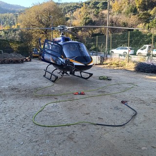 Frana in via Tedeschi a Vado, un elicottero per sistemare le reti e trasportare il materiale (FOTO e VIDEO)