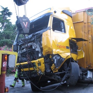 Varazze: TIR sfonda il guard rail e precipita verso l'Aurelia. Tragedia sfiorata (tutte le foto)