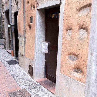 Albenga, sequestrato magazzino utilizzato come abitazione nel Centro Storico
