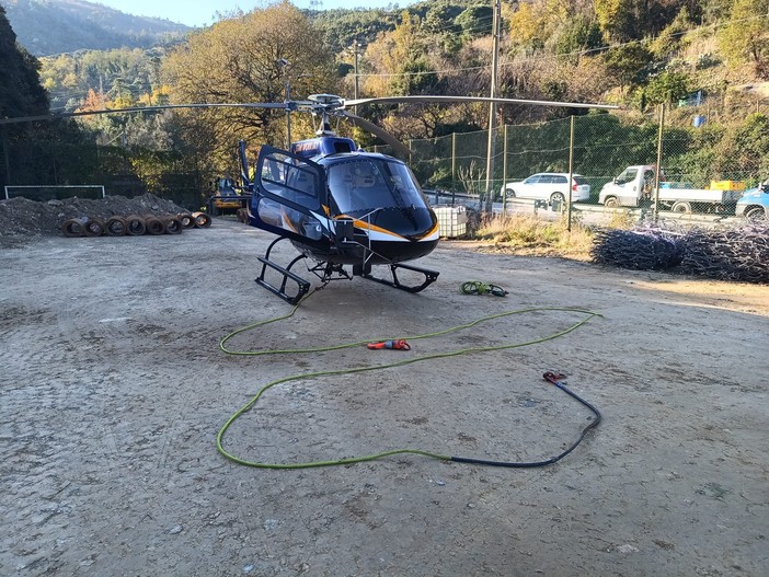 Frana in via Tedeschi a Vado, un elicottero per sistemare le reti e trasportare il materiale (FOTO e VIDEO)