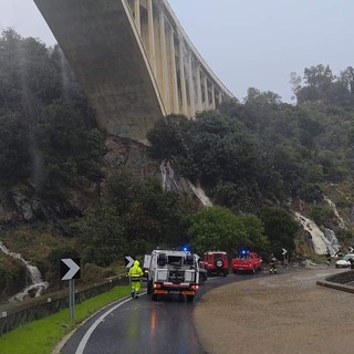 Varazze nella morsa del maltempo: fango e detriti costringono alla chiusura dell'Aurelia, allagamenti alla Mola (AGG: RIAPERTA)