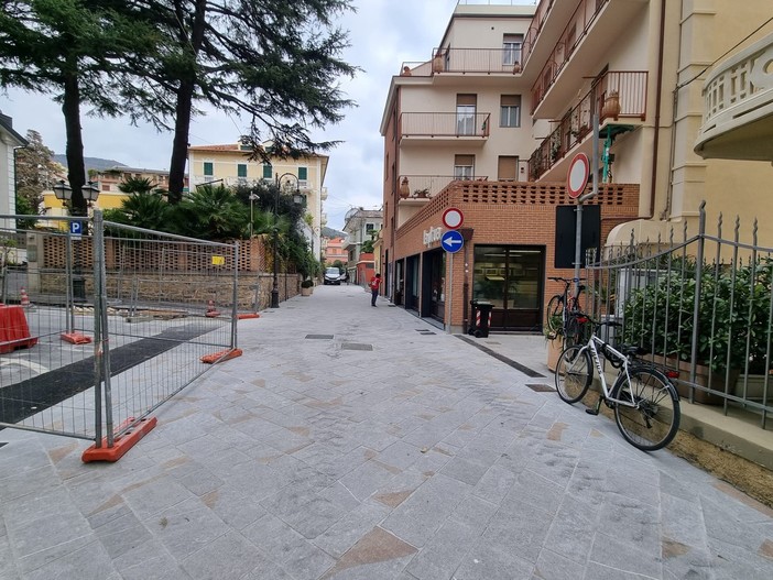 Alassio: completo il restyling di via Gramsci, ok anche gli arredi (FOTO)