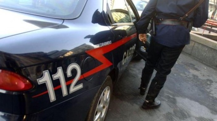 Alassio, entrano ed escono con fare sospetto dai negozi del centro: fermate dai carabinieri due ragazze