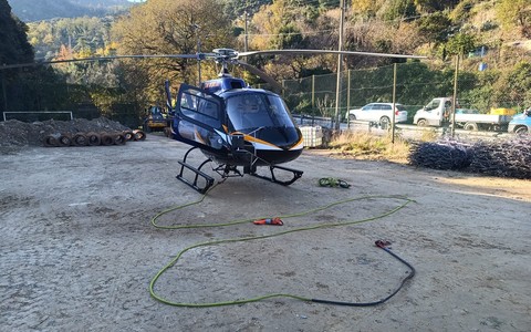 Frana in via Tedeschi a Vado, un elicottero per sistemare le reti e trasportare il materiale (FOTO e VIDEO)